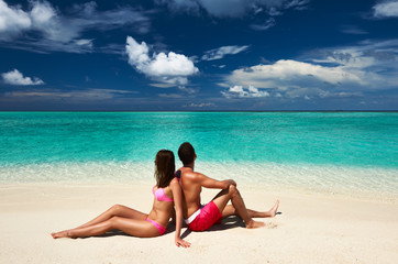 Fototapeta na wymiar Para na plaży w Maldives