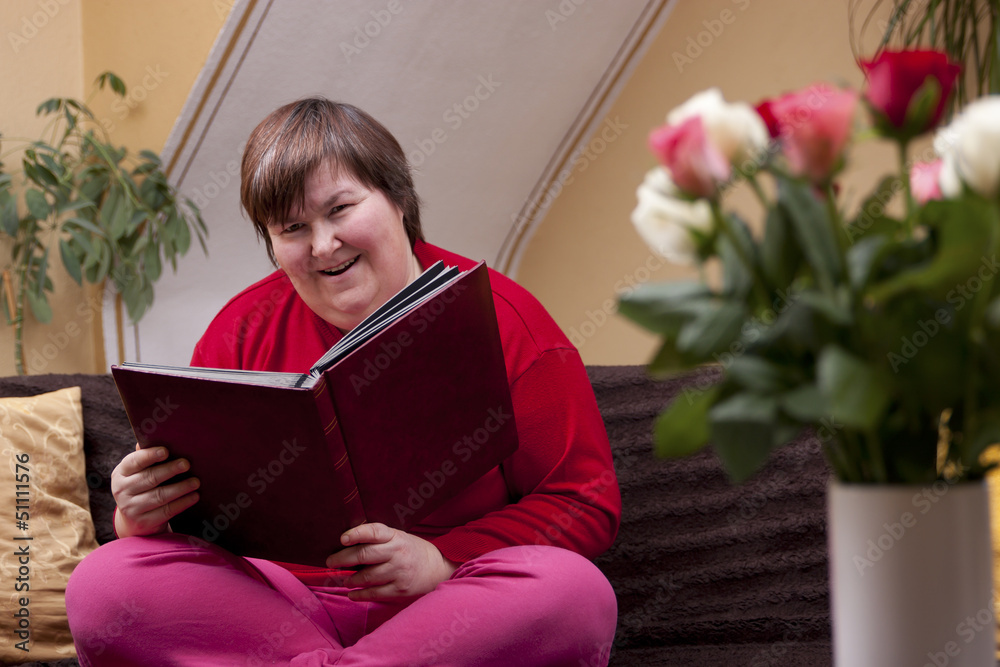 Poster Geistig behinderte Frau liest ein Buch