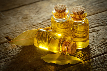 Fototapeta na wymiar Butelki z olejem laurowym i liść laurowy