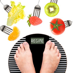 Concept régime, pèse-personne et crudités