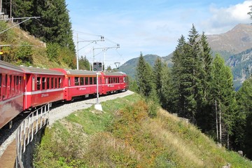 Naklejka premium czerwony pociąg wokół pięknych szwajcarskich gór 19