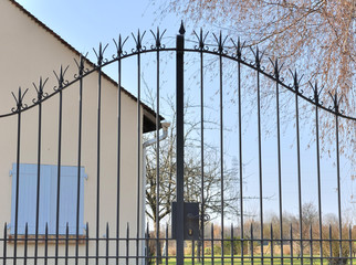 Obraz premium portail devant une maison aux volets bleus