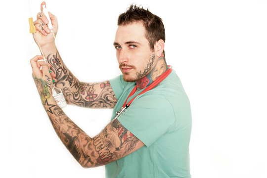 tattoowierter Mann als Arzt