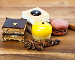 Small cakes on a wooden tray