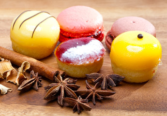 Small cakes on a wooden tray