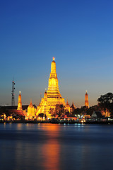 Naklejka premium wat arun temple bangkok thailand