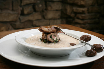 Maronnsuppe mit Loeffel von Seite betrachtet.