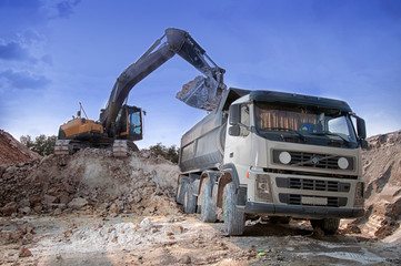 Obraz premium loading a large lorry building material