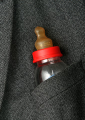 Milchflasche in einer Jackentasche