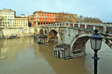 Fototapeta na wymiar Rzym, powód¼ Tybru w Ponte Sisto