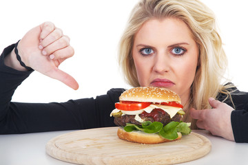 Frau mit Hamburger Daumen nach unten Porträt