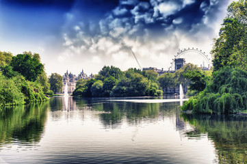 Fototapeta na wymiar Widok z London Eye przez St James Park, Londyn