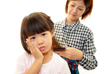 微笑む美容師と女の子