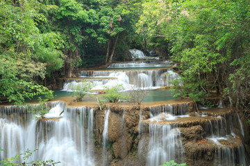 Fototapeta na wymiar Głębokie lasu wodospad w Kanchanaburi, Tajlandia