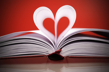 serce z białych kartek na caerwonym tle