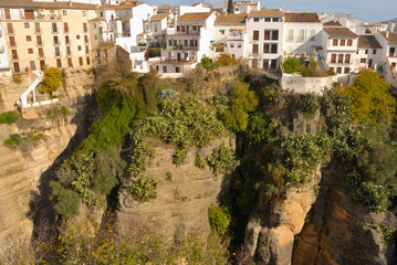Fototapeta na wymiar Domy wybudowane na Ronda kanion, Andaluzja (Hiszpania)