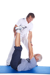 Obraz na płótnie Canvas Trener sportowy robi ćwiczenia z człowiekiem