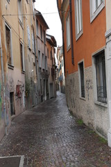 Fototapeta na wymiar wąska ulica z domów i części obudowy dla części w Włoski