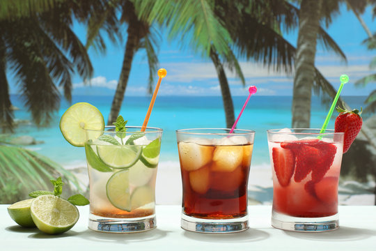 cocktails alcolici con frutta su sfondo mare esotico