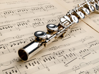 Naklejka premium Srebrny flet na antycznym tle muzycznym