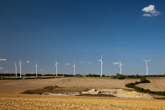 Landschaft mit Windr&auml;dern