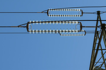 traliccio elettrico dettaglio isolatori vetro