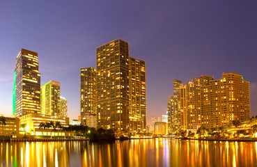 Fototapeta na wymiar City of Miami na Florydzie, noc skyline