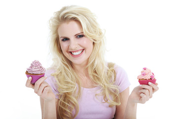 Frau mit Cupcakes lacht Porträt