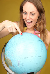 Frau mit erdkugel