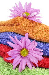 Obraz na płótnie Canvas towels and flowers