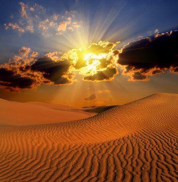 Naklejki dramatyczny krajobraz suset w pustyni