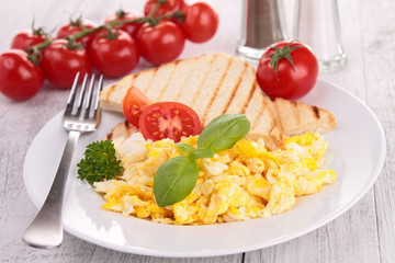 scrambled egg with bread and tomatoes