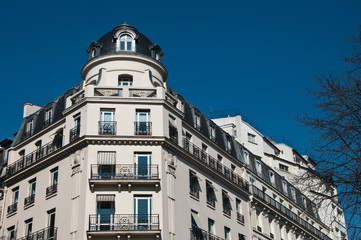 immeuble parisien en coin avec balcons