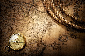 Fototapeta na wymiar stary kompas i liny na mapie rocznika 1732