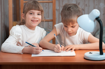 children drawing on paper