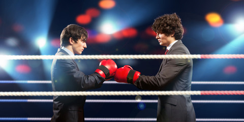 Obraz na płótnie Canvas Dwóch młodych biznesmen boks