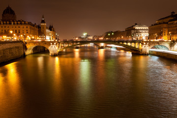 Fototapeta na wymiar panorama nocy Sekwany w Paryżu