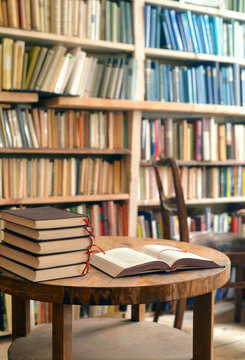 Buchregal mit Lesetisch und Büchern - Reading room with shelfs and books with table