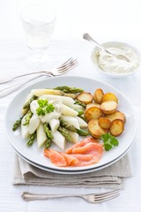 Spargel mit Bratkartoffeln und Lachs