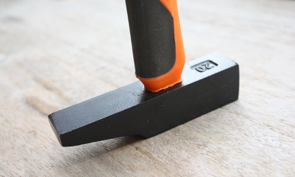 marteau plat, sur planche en bois