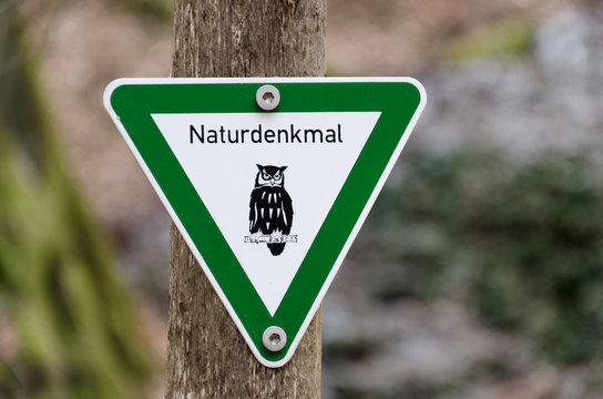 Naturdenkmal Schild im Wald
