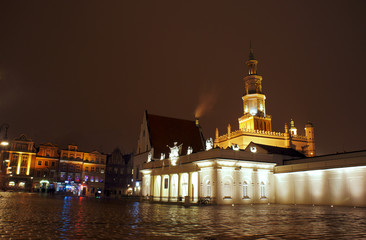 Rynek i wieża poznańskiego ratusza nocą
