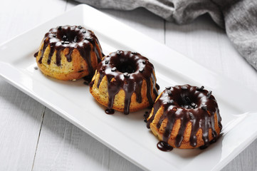 Cake with melted chokolate icing