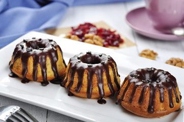 Cake with melted chokolate icing
