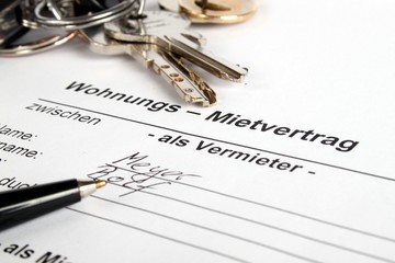 Mietvertrag mit Kuli und Schlüssel, beim Ausfüllen