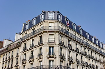 Immeuble en coin ciel bleu