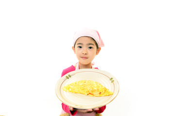 料理を持ち微笑む女の子