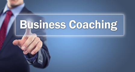 Mann tippt auf Touchscreen Business Coaching