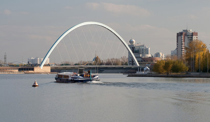 Fototapeta na wymiar Widok z mostu na Ishim rzeki. Astana. Kazachstan.