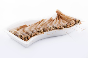 gambas frescas en un plato blanco
